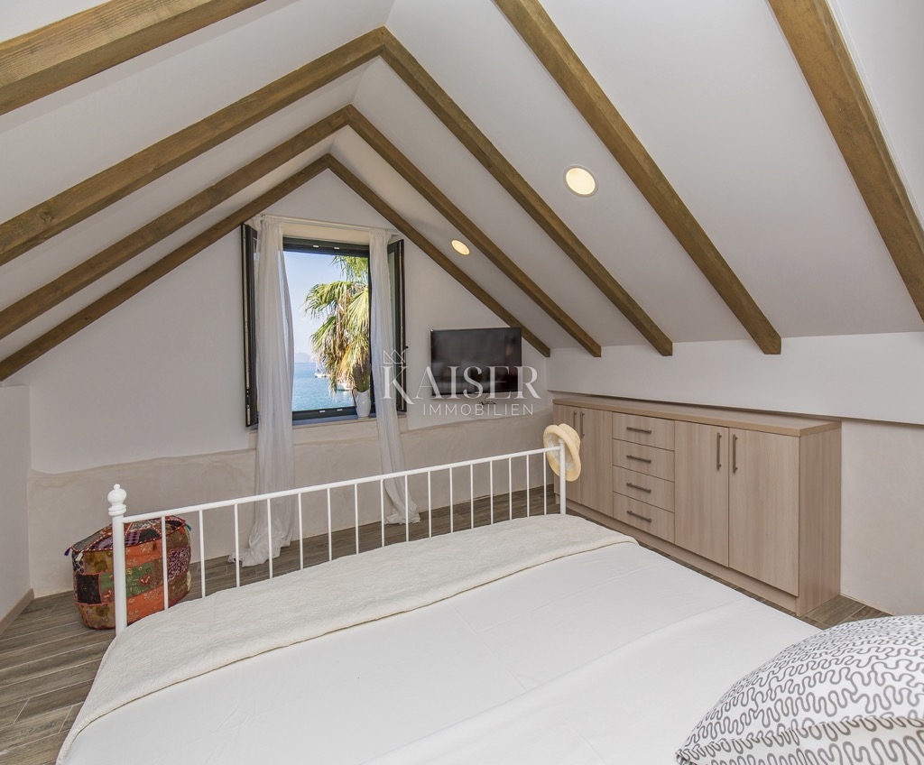 Casa in pietra di fronte al mare sull'isola di Sipan