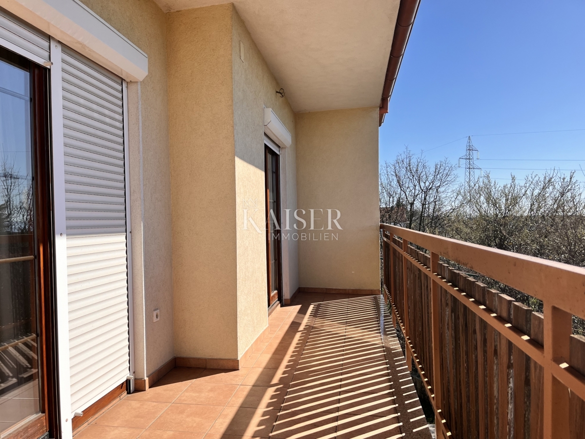 Rijeka, Marinići - casa con locali commerciali in una posizione popolare