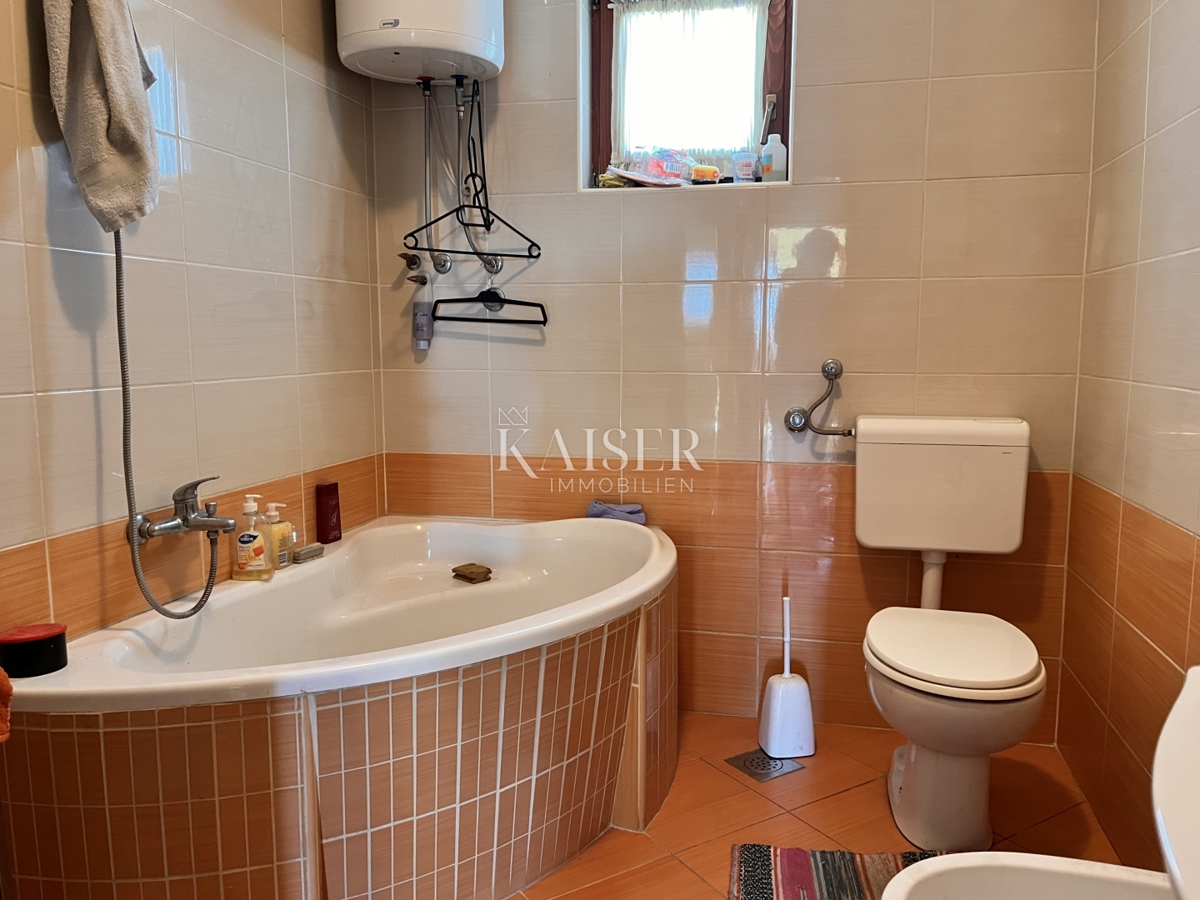 Rijeka, Marinići - casa con locali commerciali in una posizione popolare