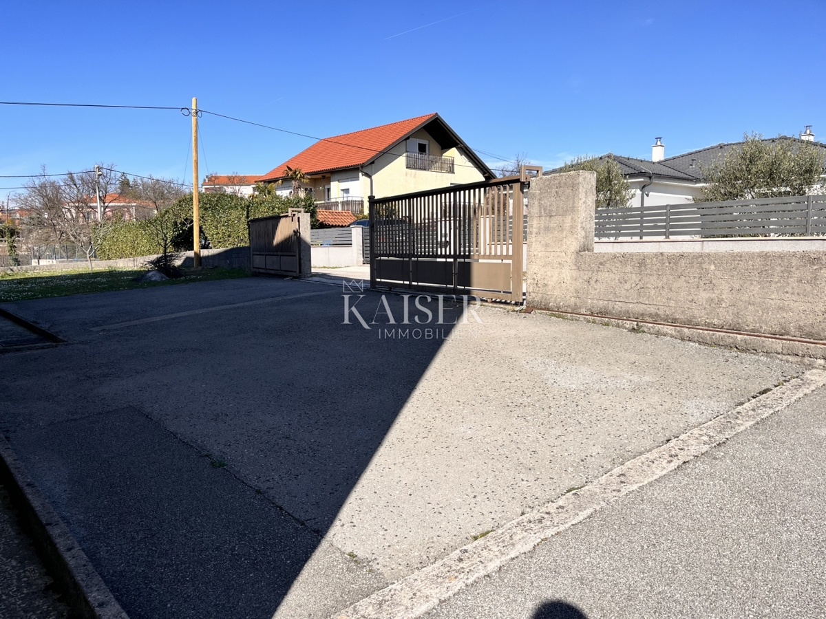 Rijeka, Marinići - casa con locali commerciali in una posizione popolare