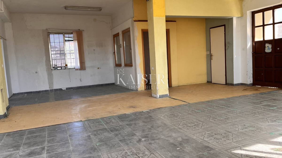 Rijeka, Marinići - casa con locali commerciali in una posizione popolare