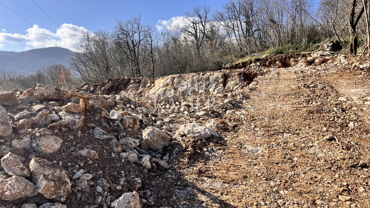 Matulji – terreno edificabile di 911 m² con vista e progetto per una casa con tre appartamenti