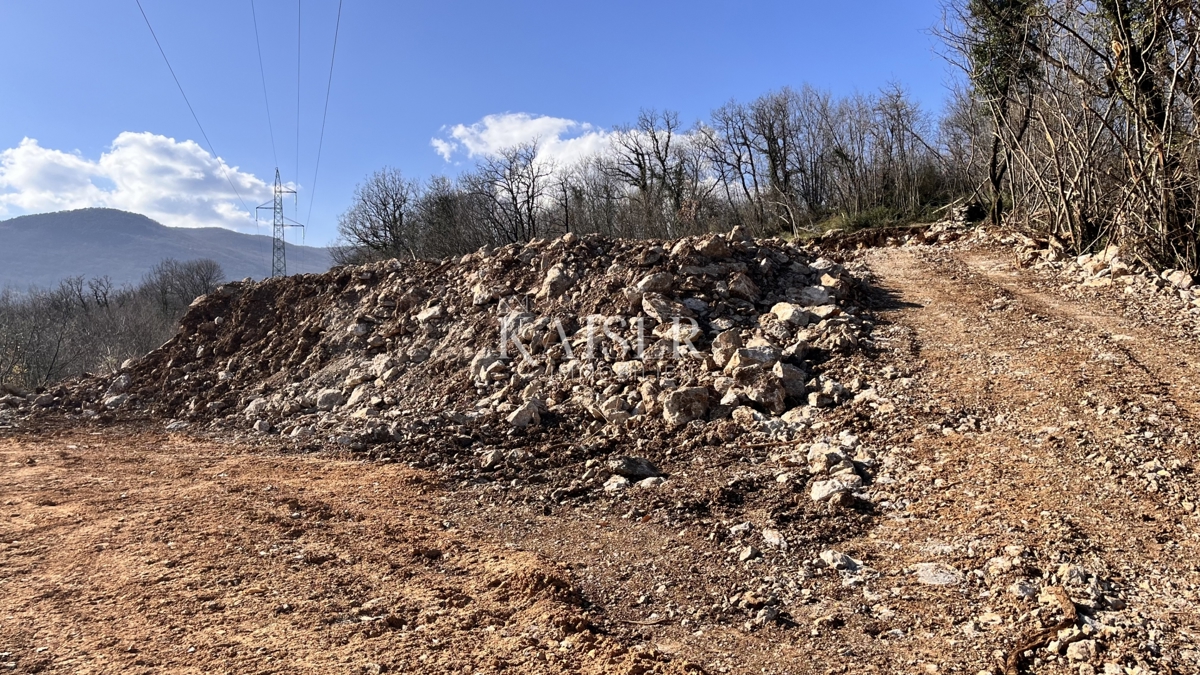 Matulji – terreno edificabile di 911 m² con vista e progetto per una casa con tre appartamenti