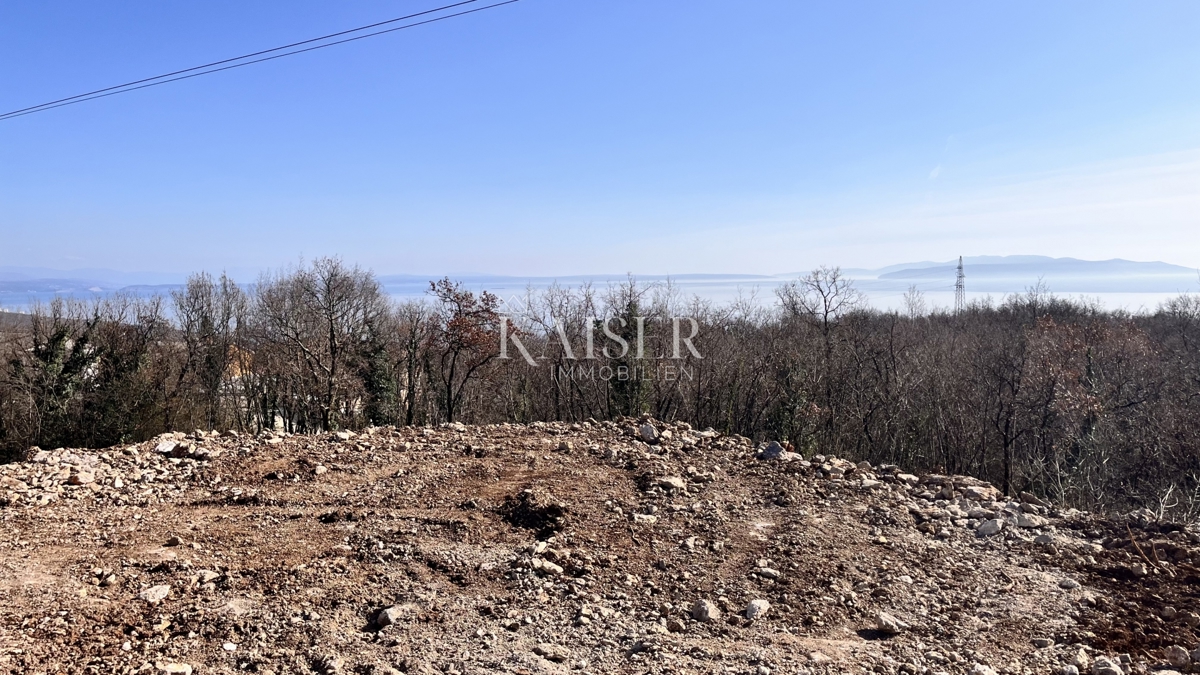 Matulji – terreno edificabile di 911 m² con vista e progetto per una casa con tre appartamenti