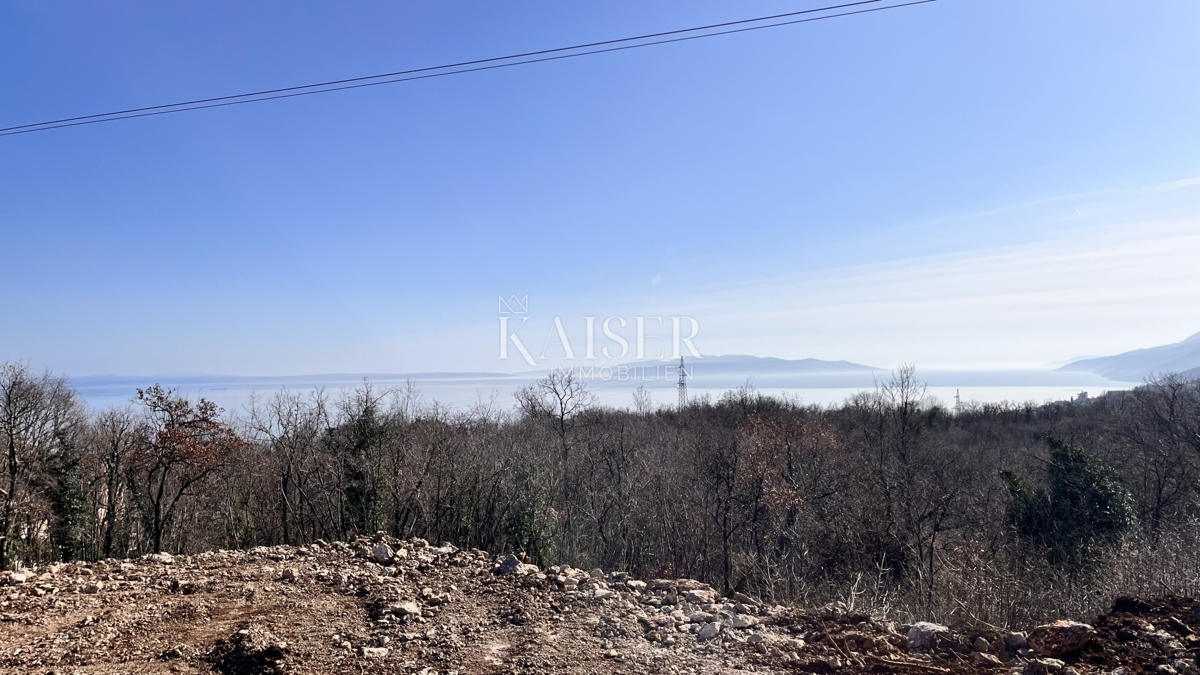 Matulji – terreno edificabile di 911 m² con vista e progetto per una casa con tre appartamenti