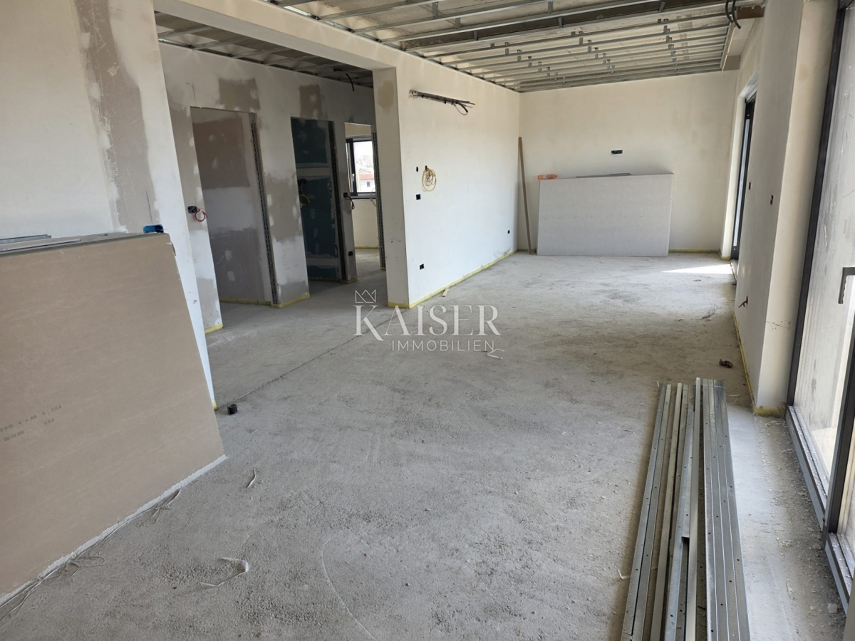 Istria, Parenzo - appartamento al piano terra con giardino di 400 m2