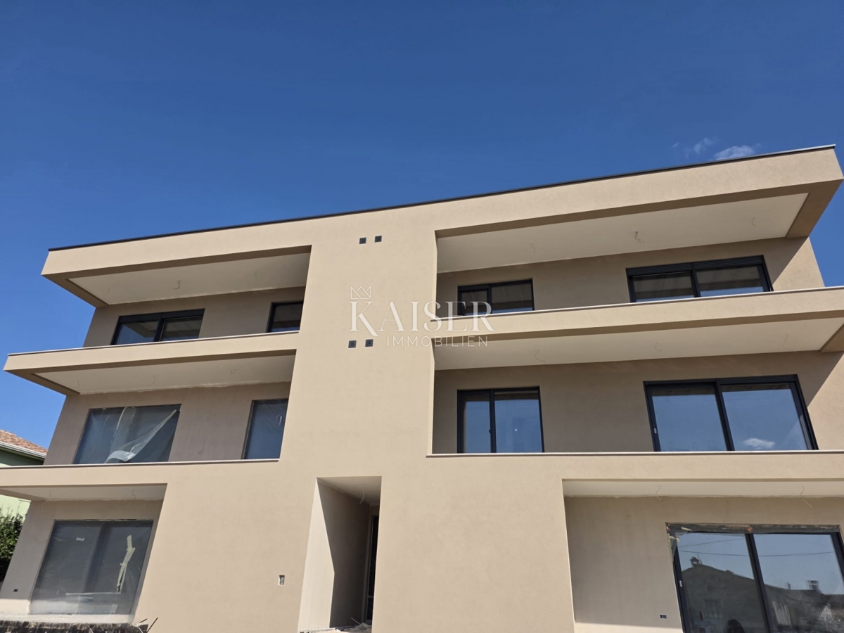 Istria, Parenzo - appartamento al piano terra con giardino di 400 m2