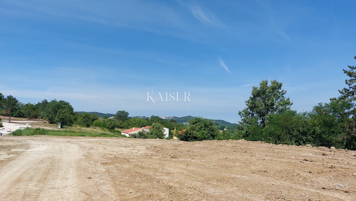 Istria, Motovun - terreno edificabile 6200m2 con vista su Montona