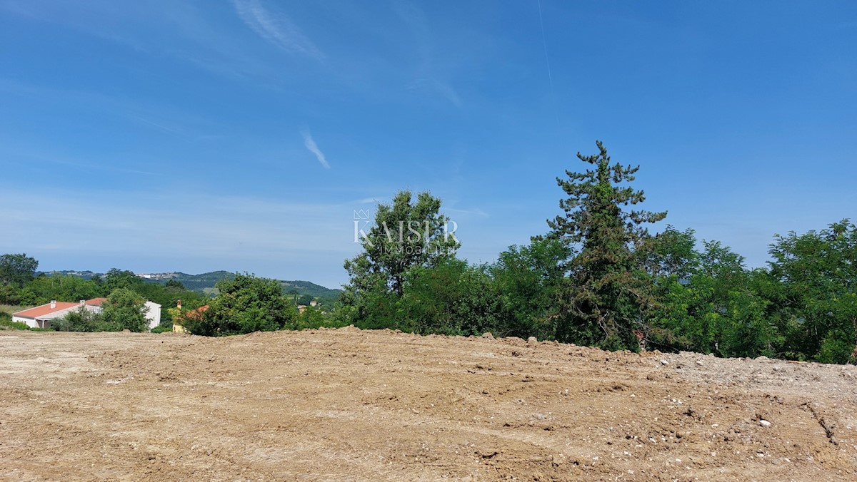 Istria, Motovun - terreno edificabile 6200m2 con vista su Montona