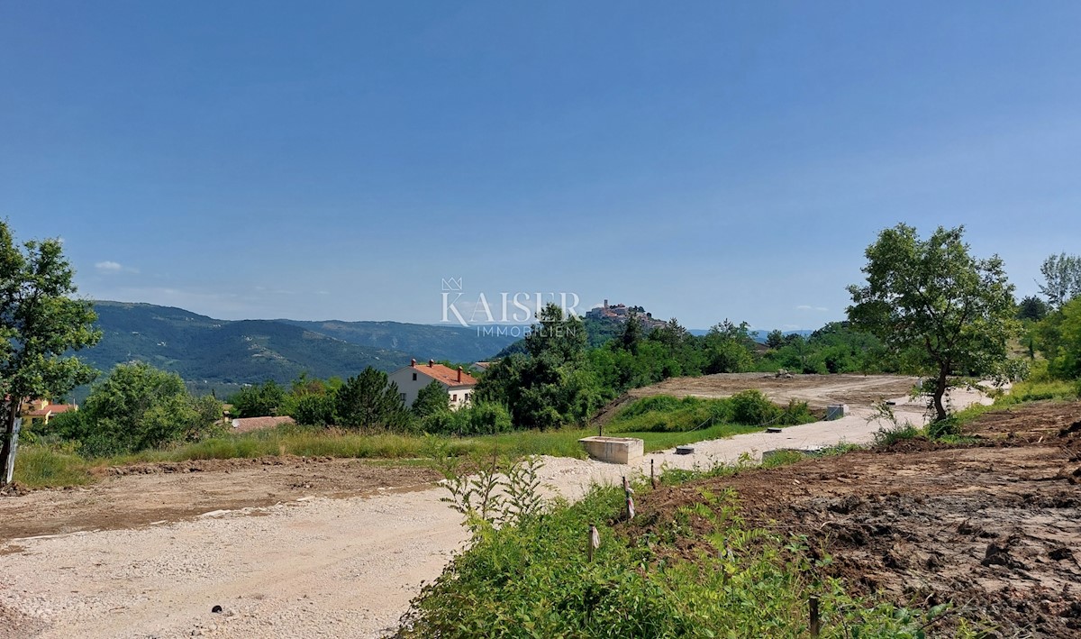 Istria, Motovun - terreno edificabile 6200m2 con vista su Montona