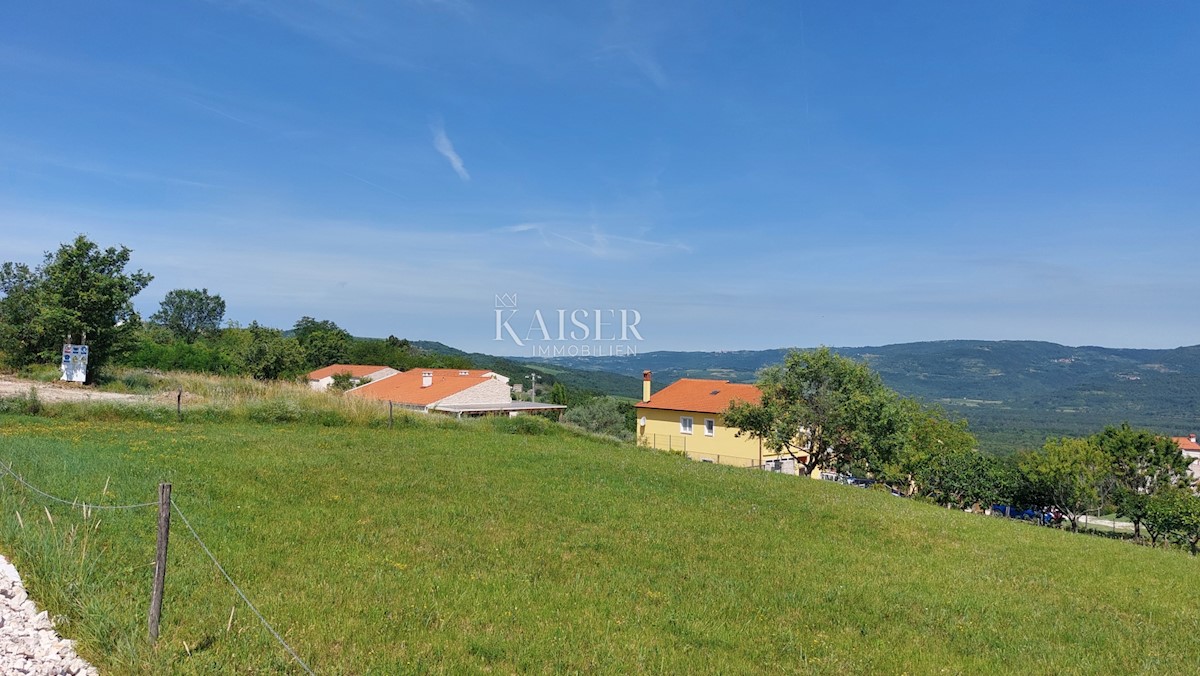 Istria, Motovun - terreno edificabile 6200m2 con vista su Montona