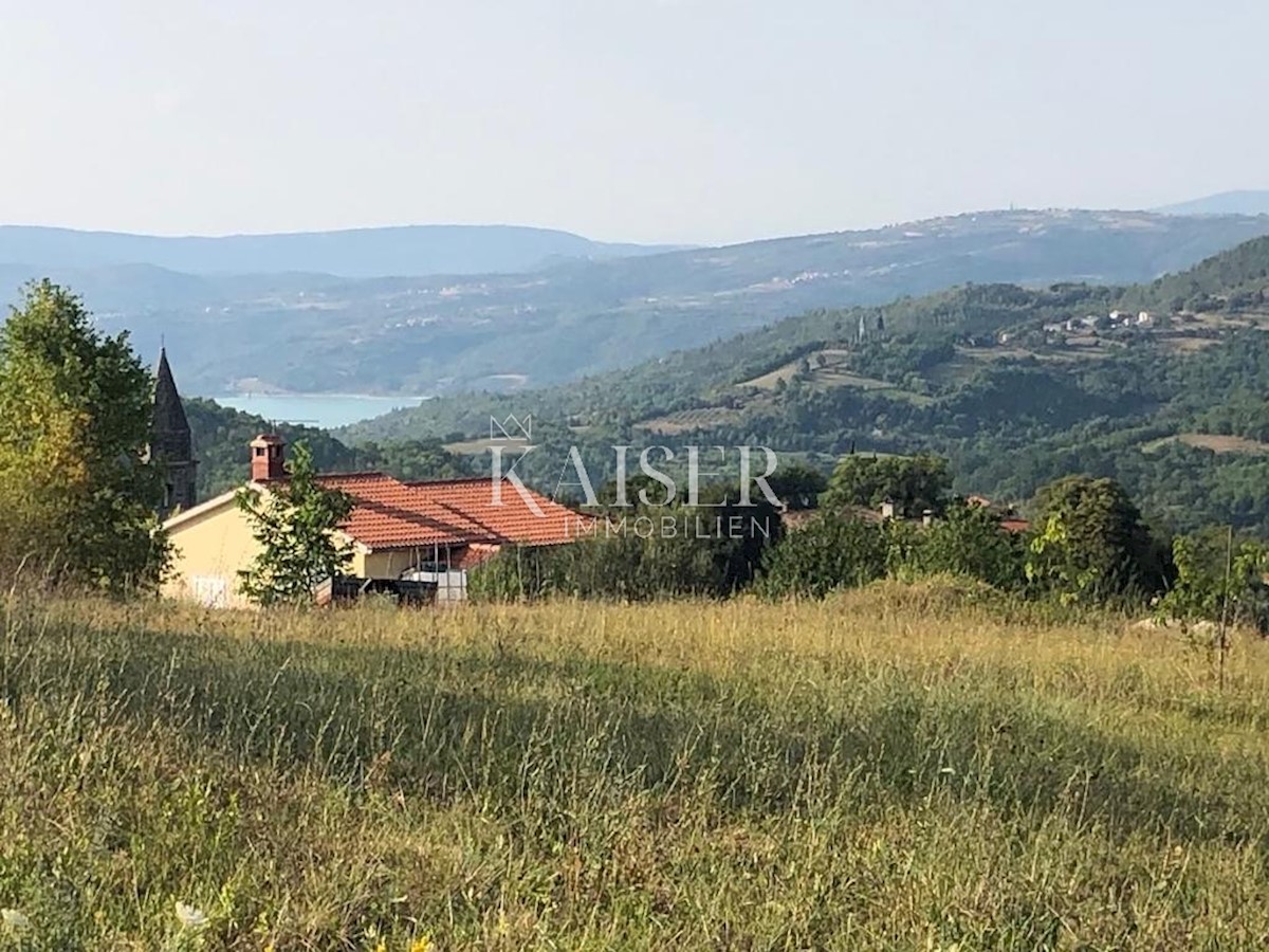 Istria, Pisino, terreno edificabile con vista sul Lago Butoniga