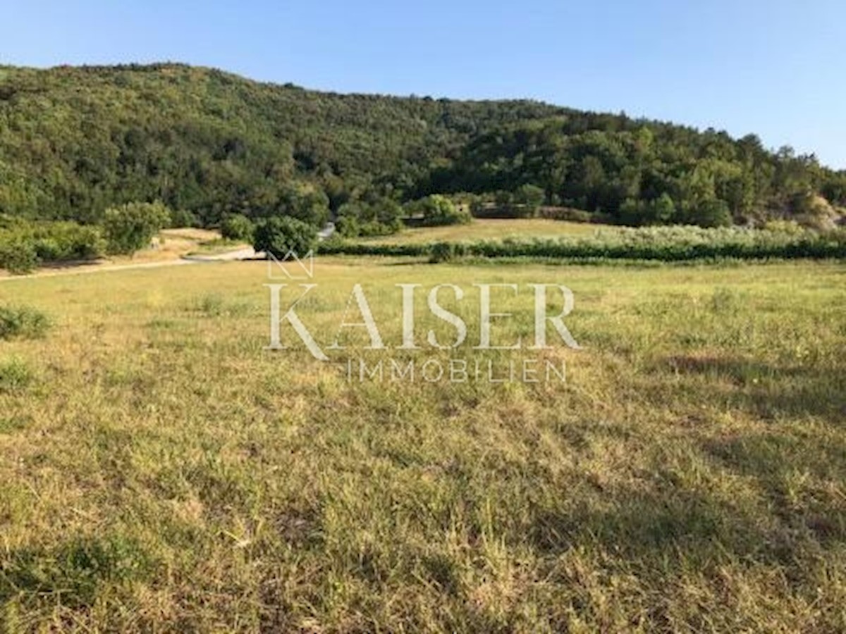 Istria, Pisino, terreno edificabile con vista sul Lago Butoniga