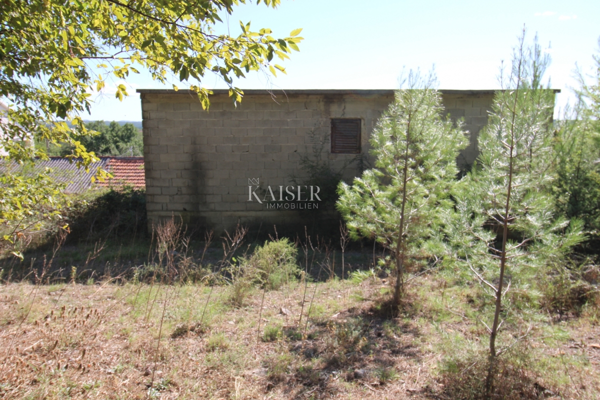 Slivnica - una casa indipendente con strutture ausiliarie