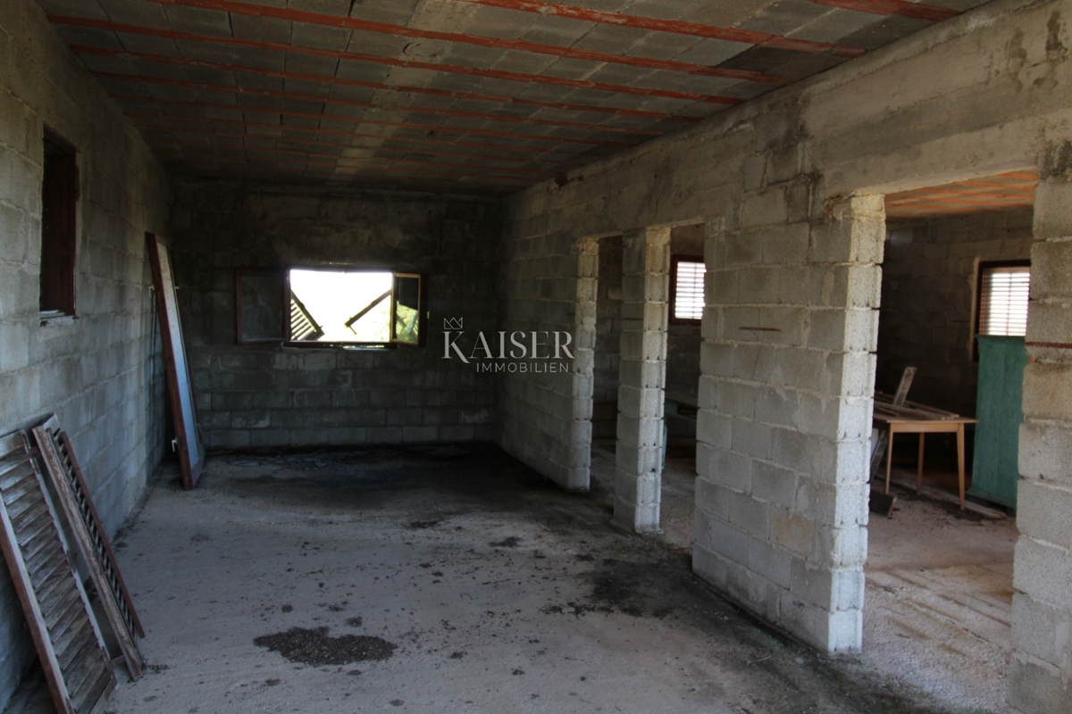 Slivnica - una casa indipendente con strutture ausiliarie