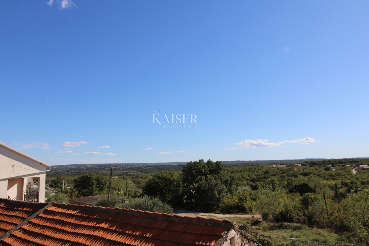 Slivnica - una casa indipendente con strutture ausiliarie