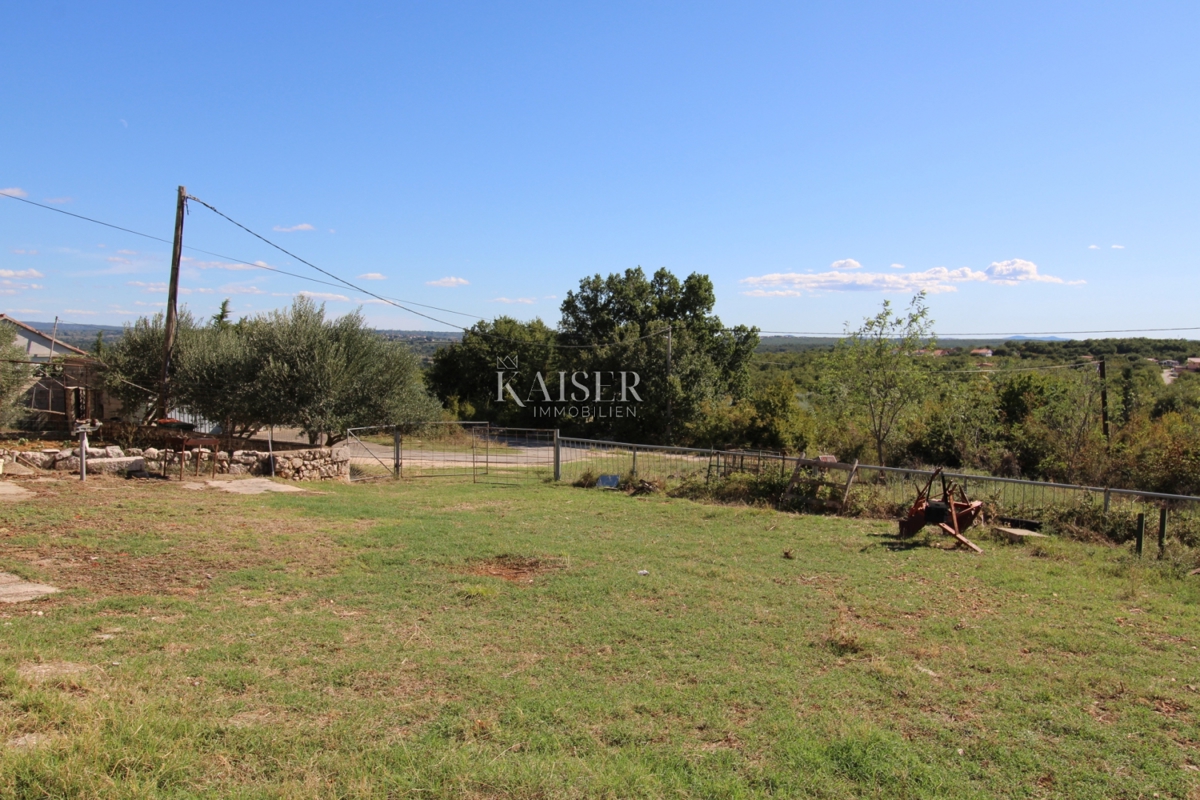 Slivnica - una casa indipendente con strutture ausiliarie