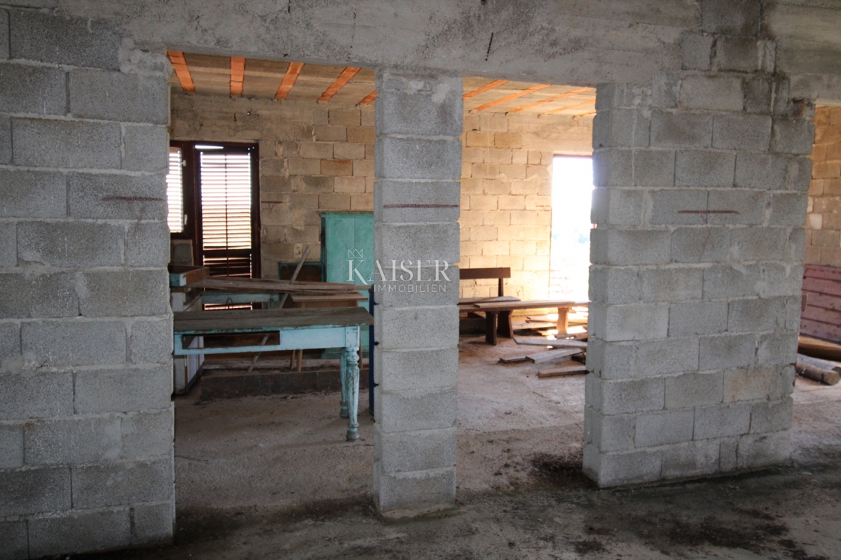 Slivnica - una casa indipendente con strutture ausiliarie