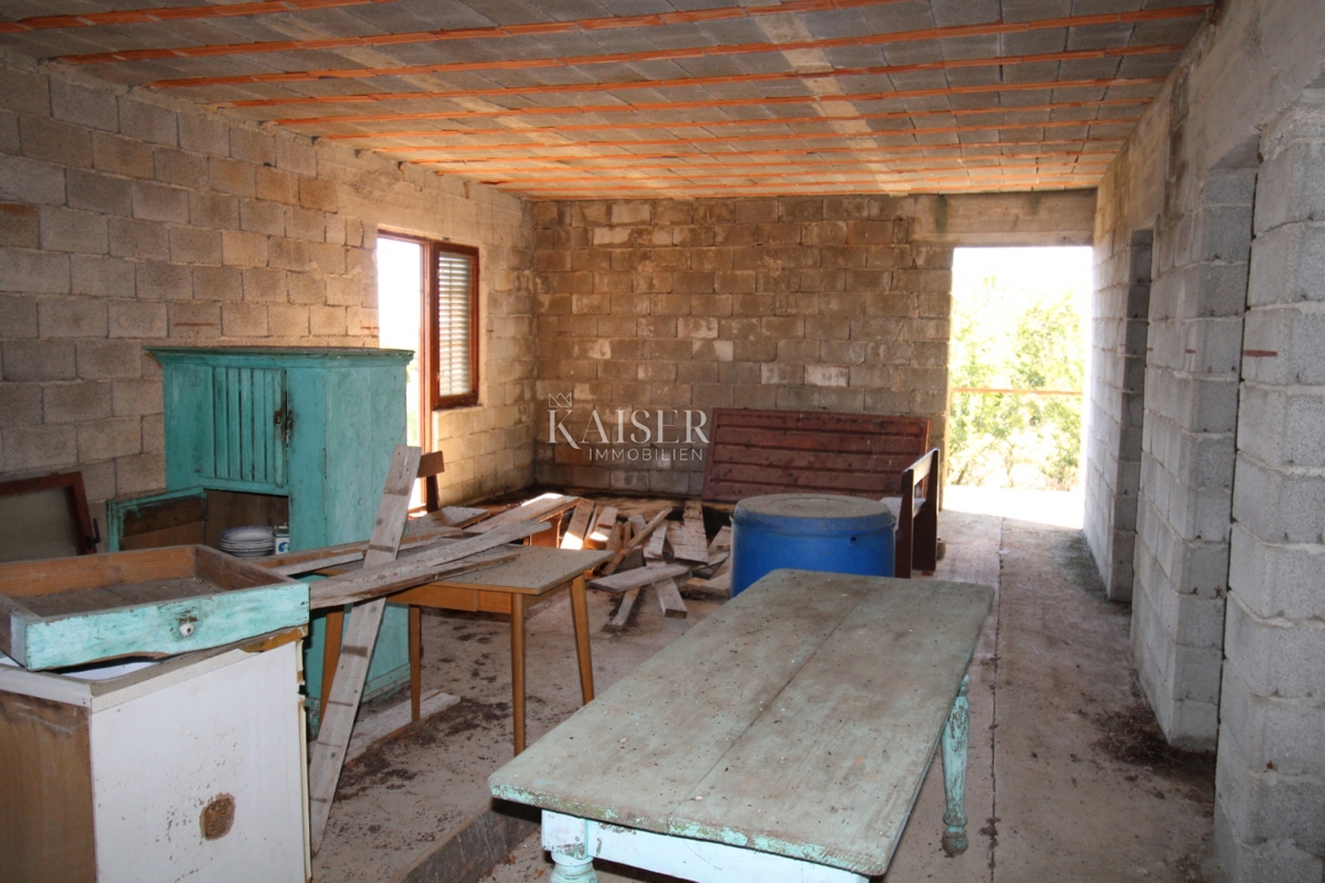 Slivnica - una casa indipendente con strutture ausiliarie