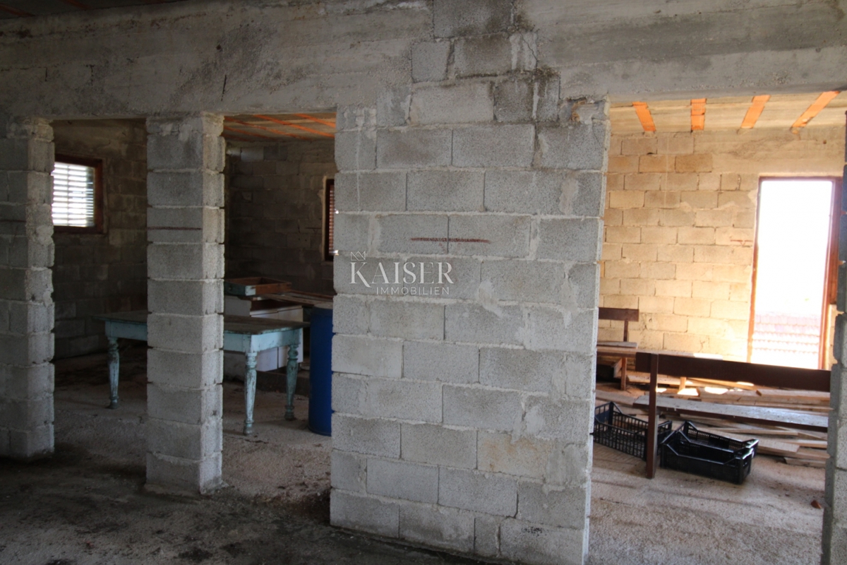 Slivnica - una casa indipendente con strutture ausiliarie