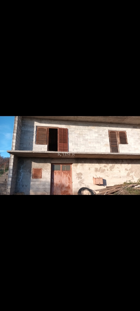 Slivnica - una casa indipendente con strutture ausiliarie