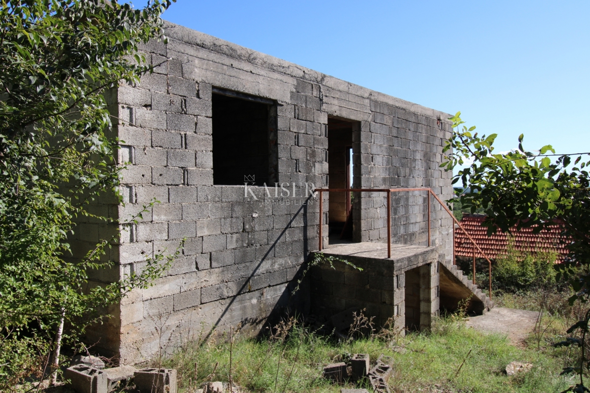 Slivnica - una casa indipendente con strutture ausiliarie