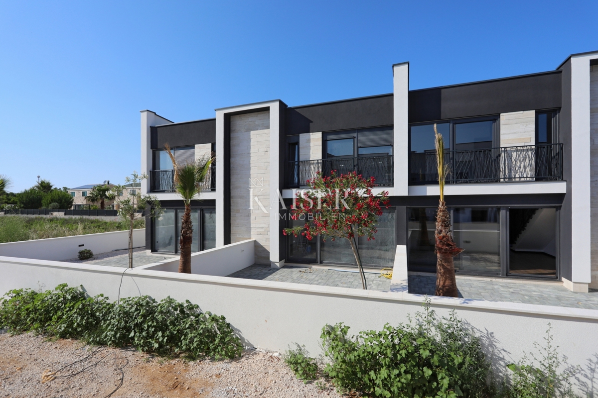 Zara, Privlaka, appartamento su due piani con giardino vicino al centro e al mare