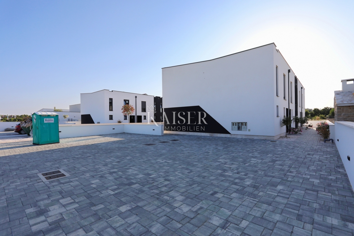 Zara, Privlaka, appartamento su due piani con giardino vicino al centro e al mare