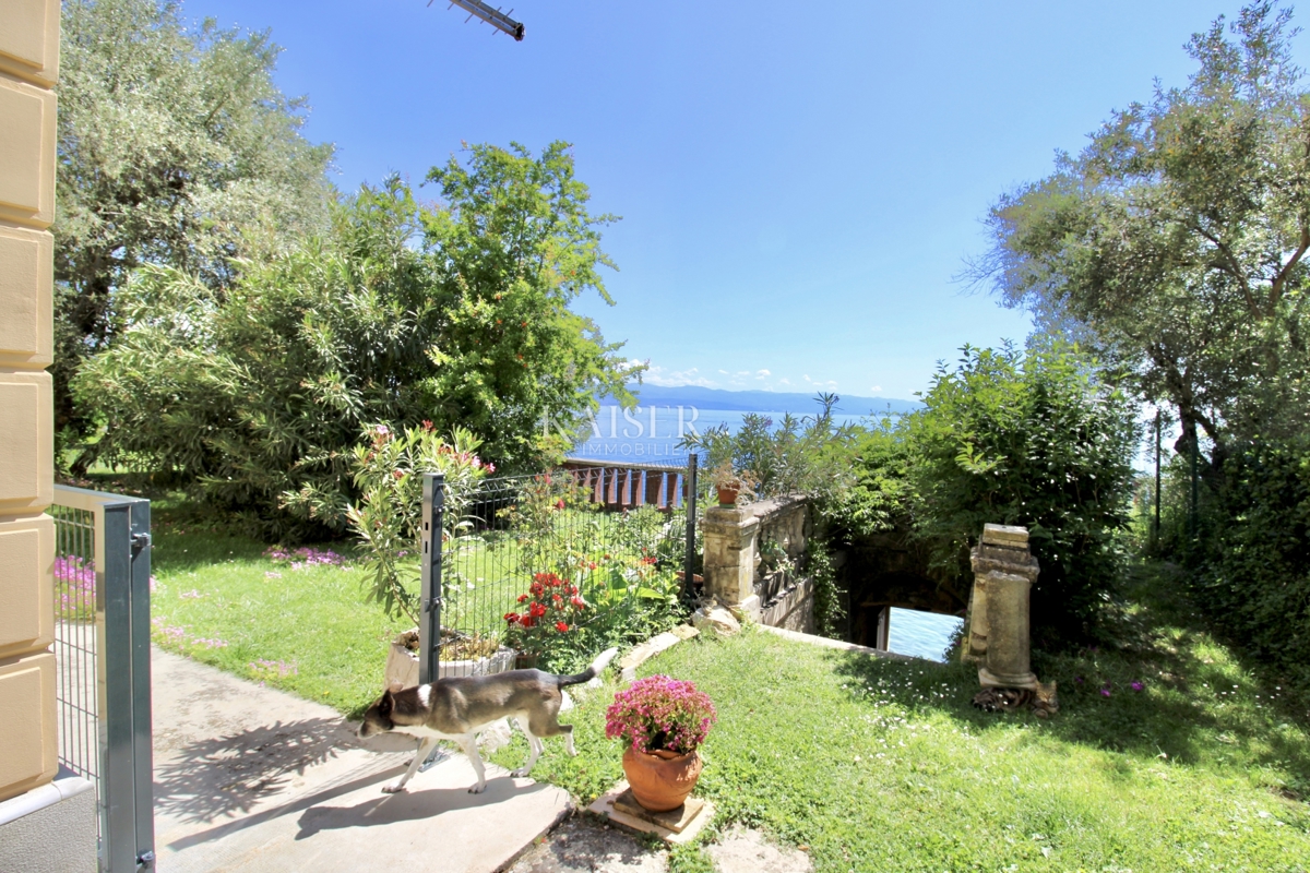 Opatija, Lovran – Appartamento 120 m2, prima fila al mare con spiaggia privata