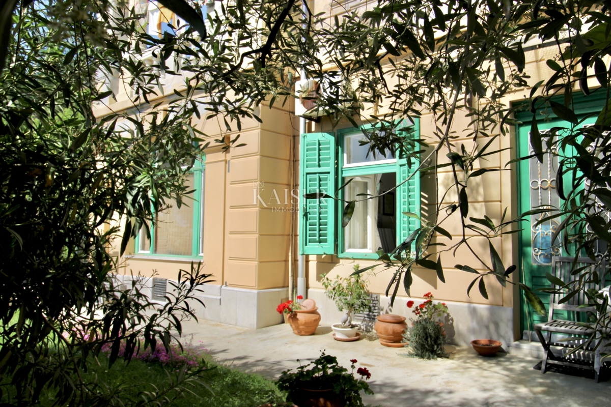 Opatija, Lovran – Appartamento 120 m2, prima fila al mare con spiaggia privata