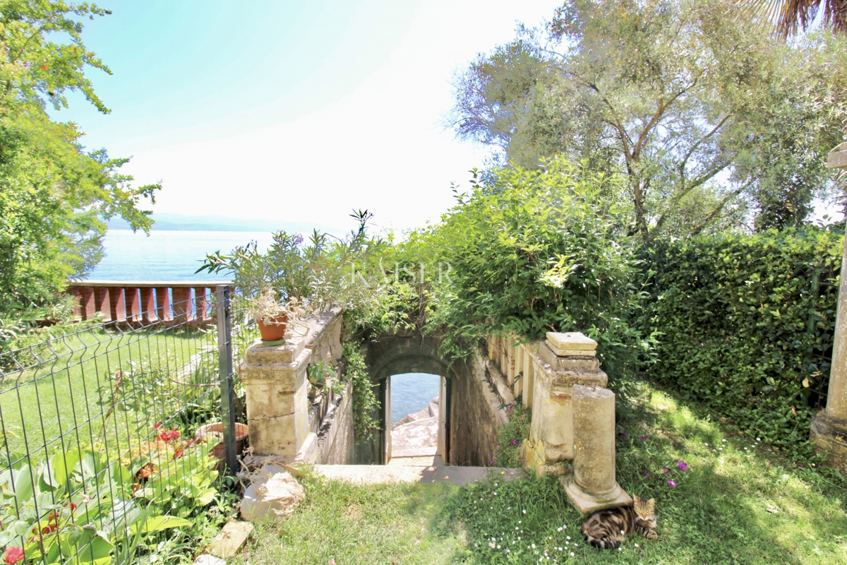 Opatija, Lovran – Appartamento 120 m2, prima fila al mare con spiaggia privata