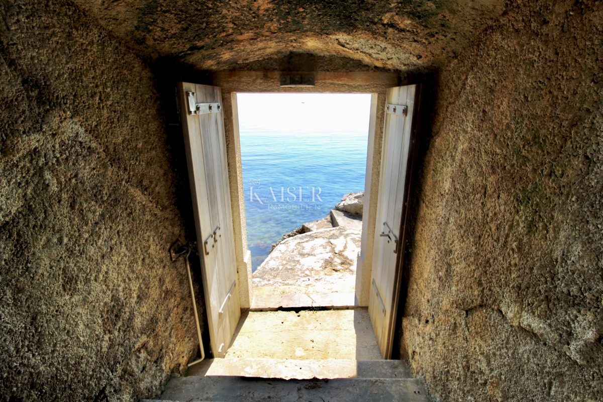 Opatija, Lovran – Appartamento 120 m2, prima fila al mare con spiaggia privata