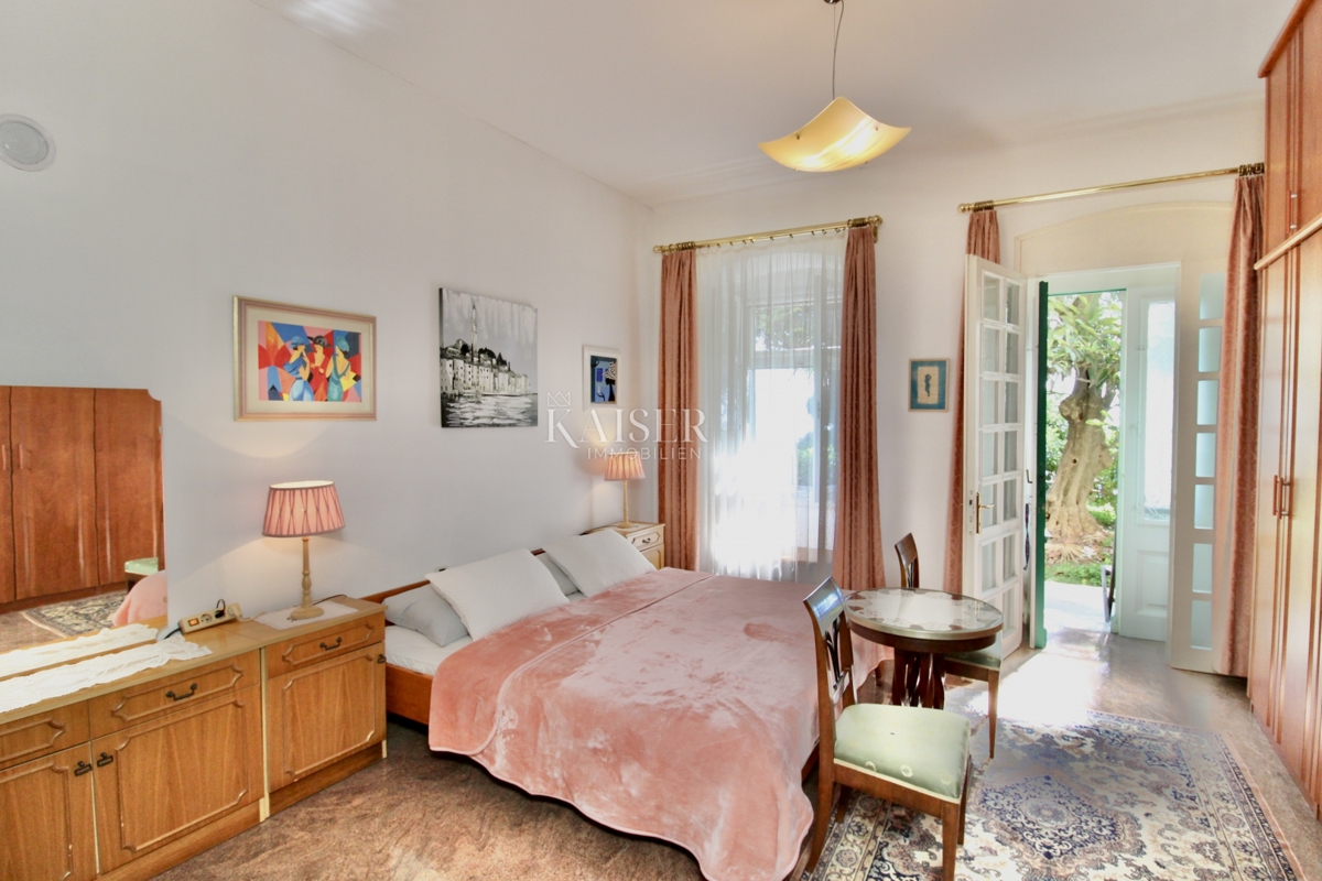 Opatija, Lovran – Appartamento 120 m2, prima fila al mare con spiaggia privata