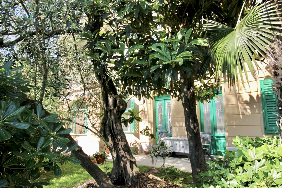 Opatija, Lovran – Appartamento 120 m2, prima fila al mare con spiaggia privata