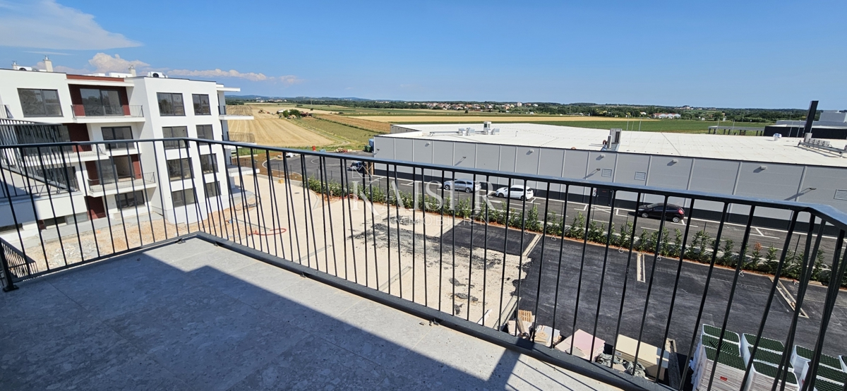 Istria, Umago - appartamento con una camera da letto in una nuova costruzione, 46m2, posizione attraente