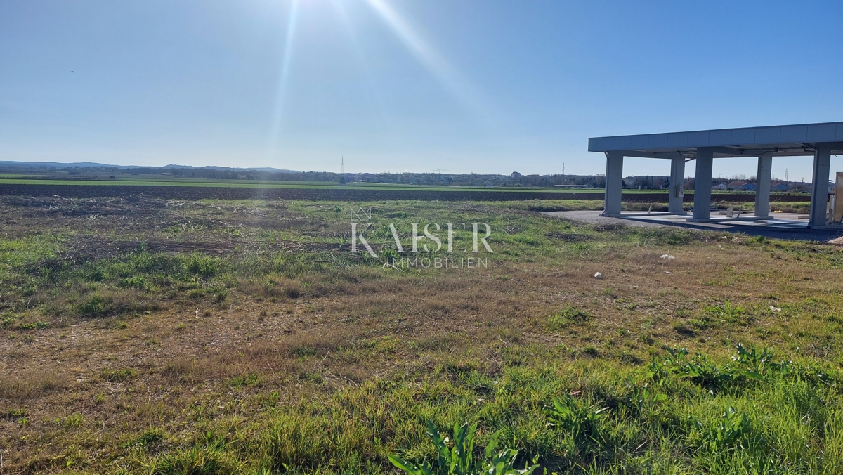 Istria, Umago - terreno edificabile 1405m2; scopo commerciale
