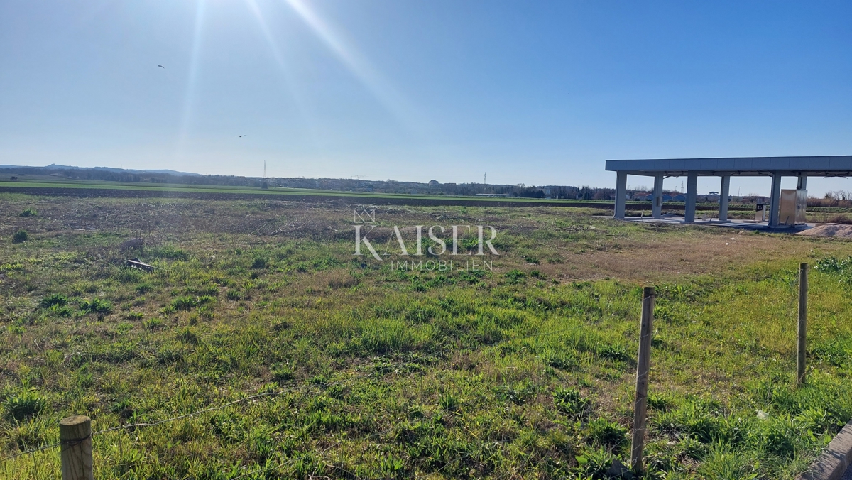Istria, Umago - terreno edificabile 1405m2; scopo commerciale