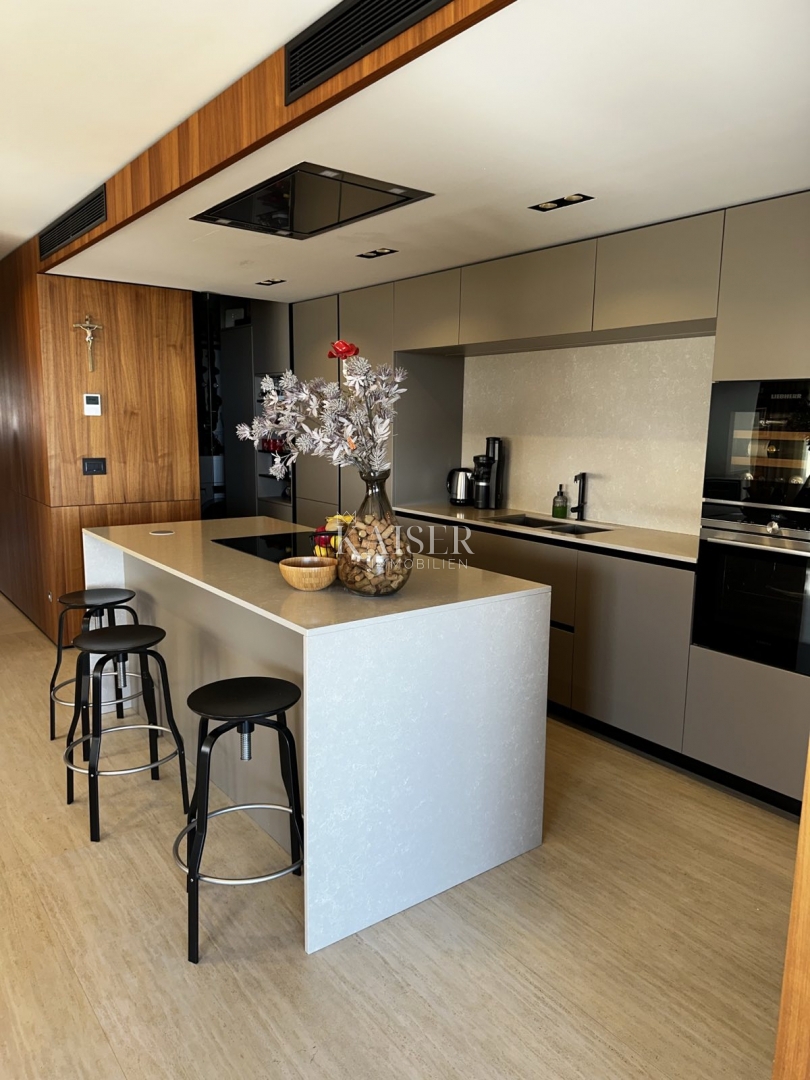 Istria, Cittanova - appartamento lussuosamente arredato di 119 m2, posizione eccellente, vista mare