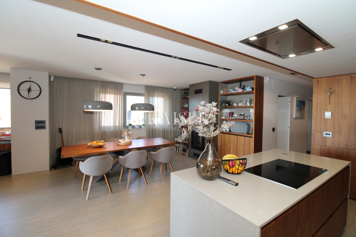 Istria, Cittanova - appartamento lussuosamente arredato di 119 m2, posizione eccellente, vista mare