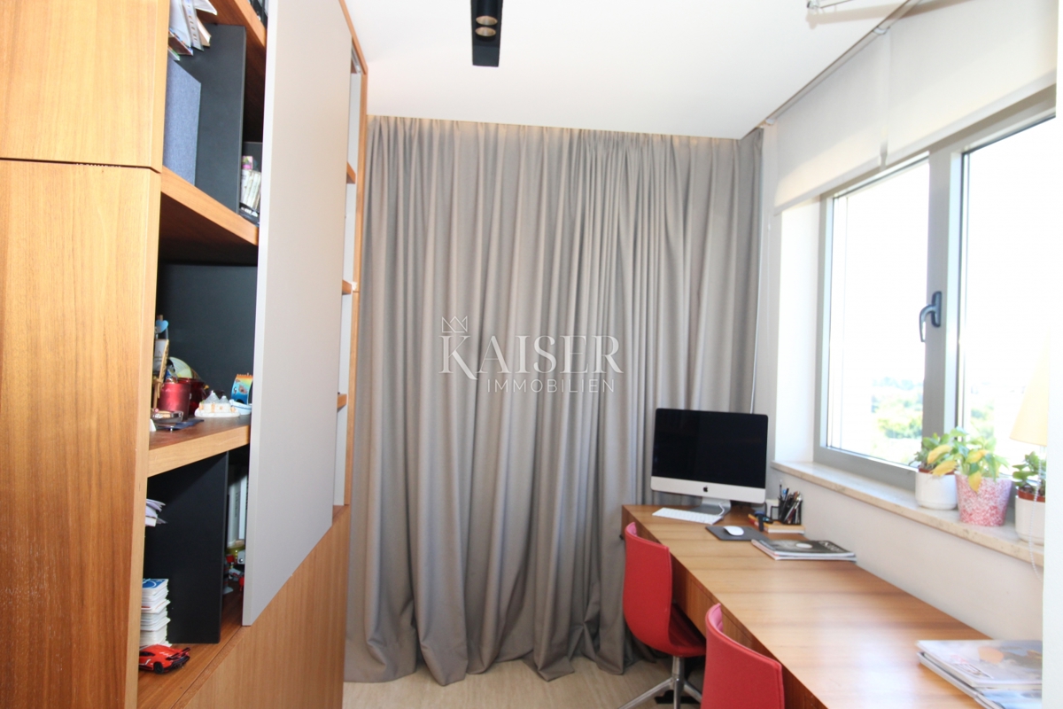 Istria, Cittanova - appartamento lussuosamente arredato di 119 m2, posizione eccellente, vista mare