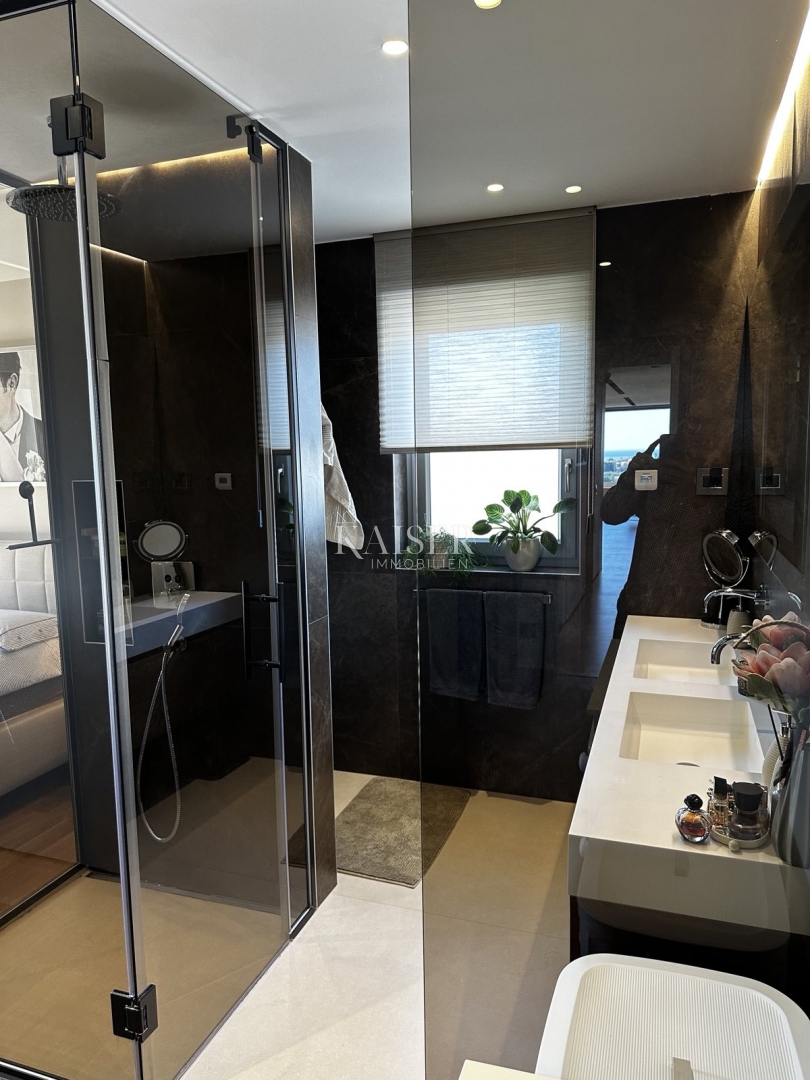 Istria, Cittanova - appartamento lussuosamente arredato di 119 m2, posizione eccellente, vista mare