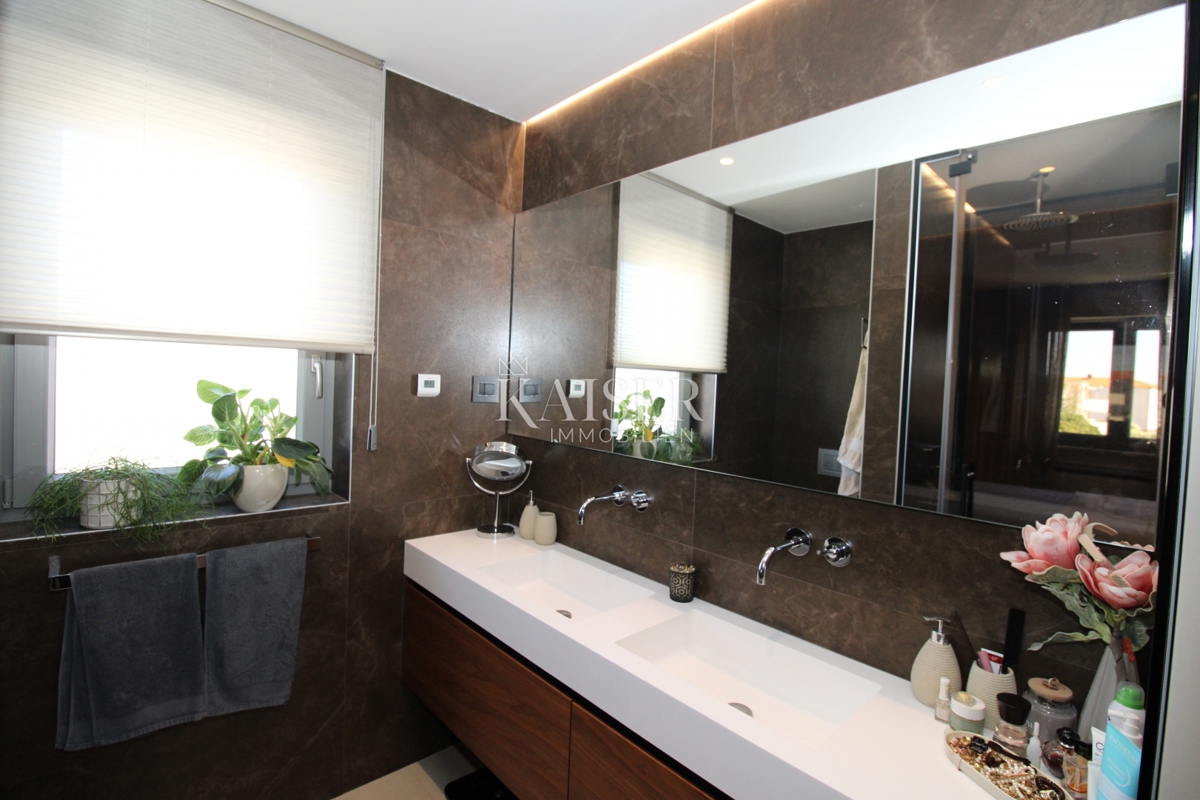 Istria, Cittanova - appartamento lussuosamente arredato di 119 m2, posizione eccellente, vista mare