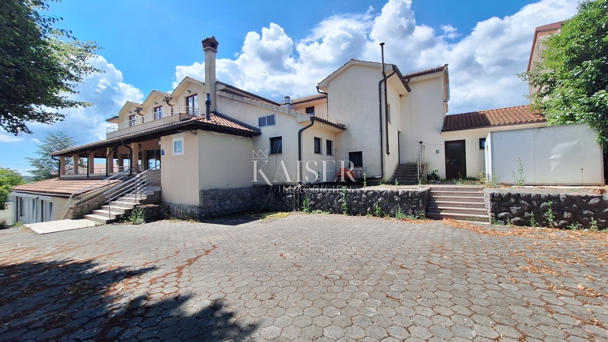 Matulji, Šapjane, edificio commerciale su 3 piani, parcheggio esterno, 780 m2 di superficie utile