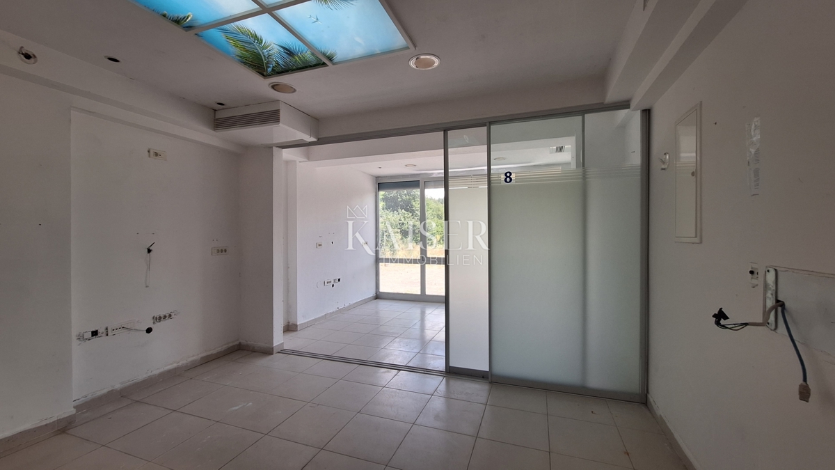 Matulji, Šapjane, edificio commerciale su 3 piani, parcheggio esterno, 780 m2 di superficie utile