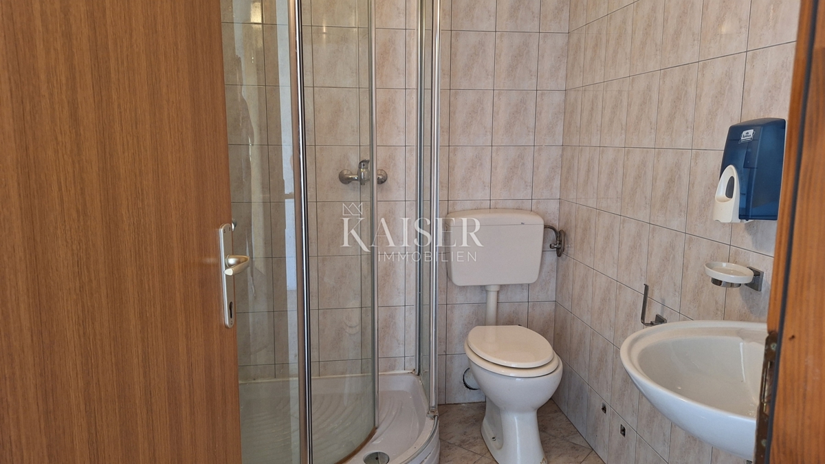 Matulji, Šapjane, edificio commerciale su 3 piani, parcheggio esterno, 780 m2 di superficie utile