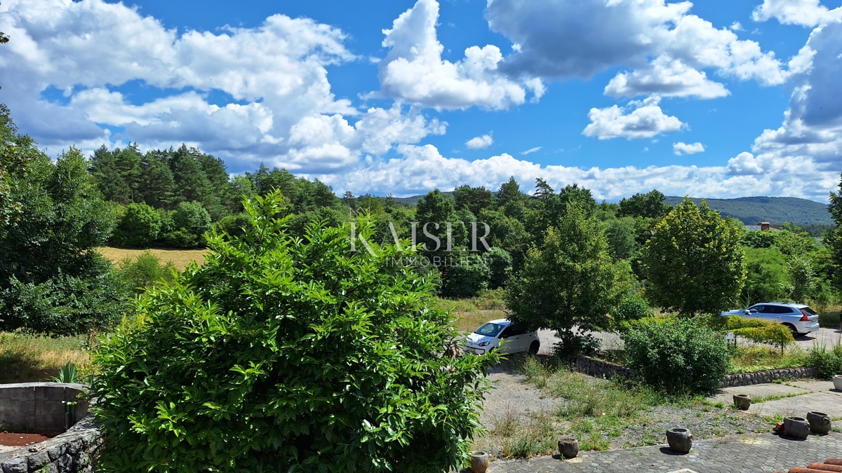 Matulji, Šapjane, edificio commerciale su 3 piani, parcheggio esterno, 780 m2 di superficie utile