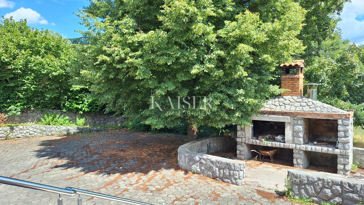 Matulji, Šapjane, edificio commerciale su 3 piani, parcheggio esterno, 780 m2 di superficie utile