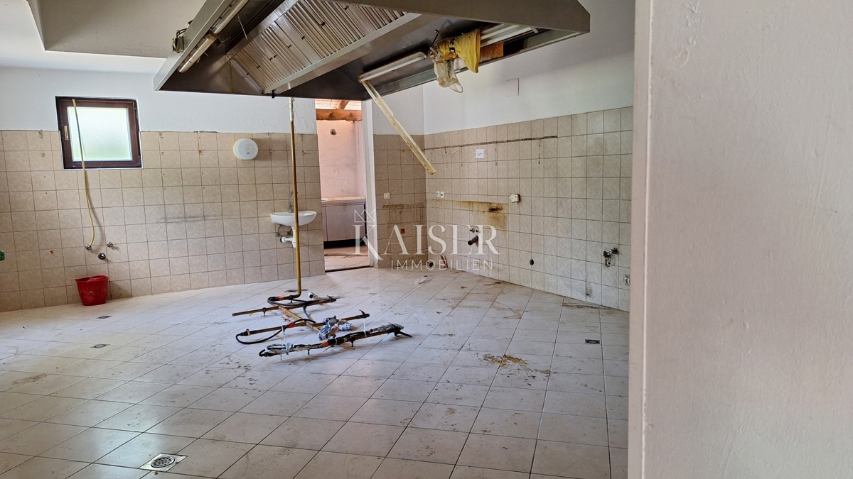 Matulji, Šapjane, edificio commerciale su 3 piani, parcheggio esterno, 780 m2 di superficie utile