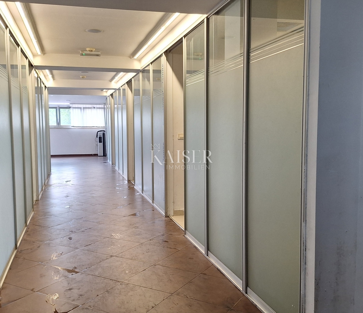 Matulji, Šapjane, edificio commerciale su 3 piani, parcheggio esterno, 780 m2 di superficie utile