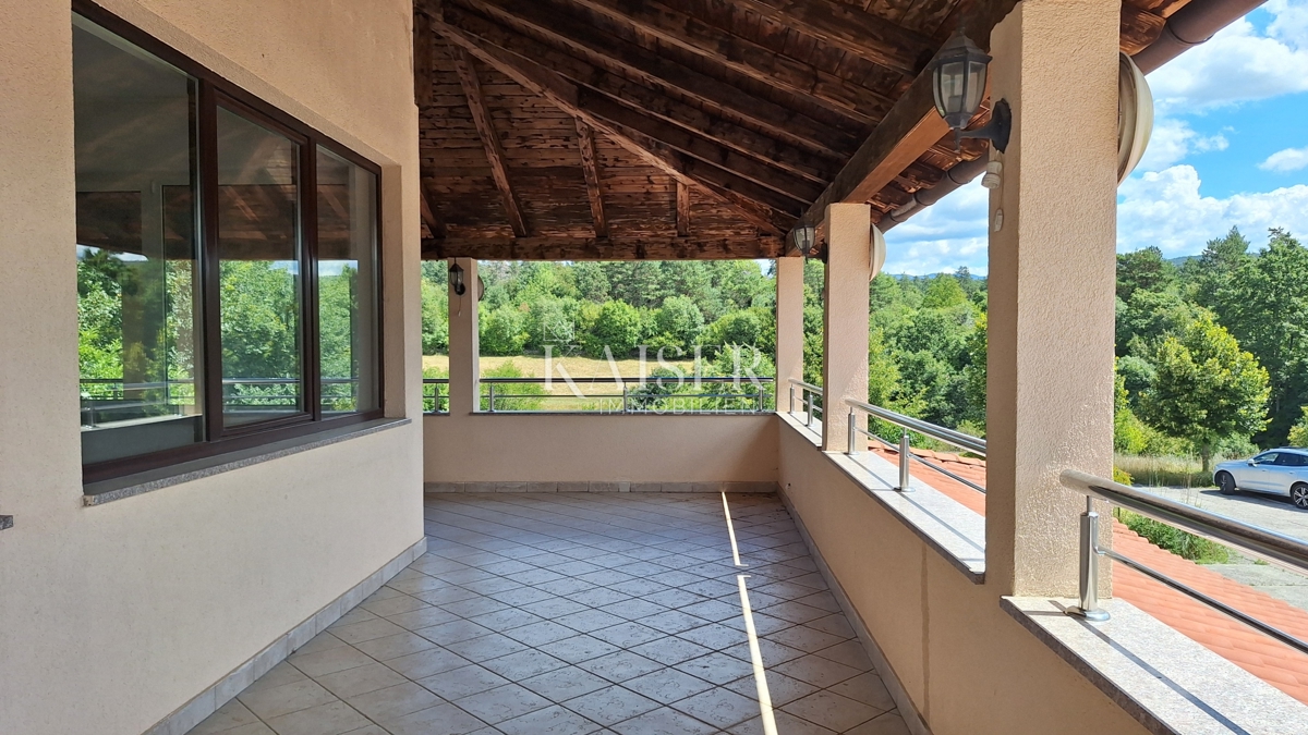 Matulji, Šapjane, edificio commerciale su 3 piani, parcheggio esterno, 780 m2 di superficie utile